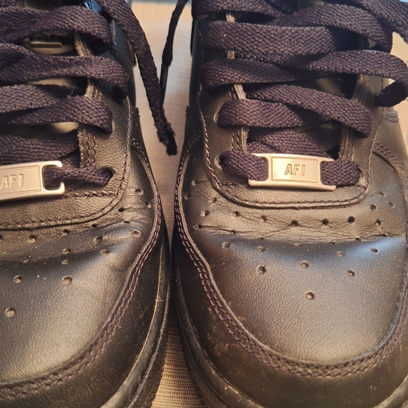 Stylish Black High-Top Sneakers - Picture 3 of 12